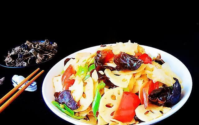 诀窍|炒木耳要好吃的诀窍,加点莲藕进去,美味愈加劲道,营养更是全面