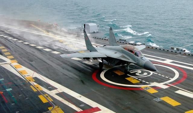  起飞|美战斗机为登上印度航母练习起飞！瘸驴配破车，这才是真爱
