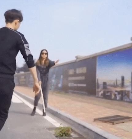 稀里哗啦|在你感动得稀里哗啦时，人家已经把钱挣了