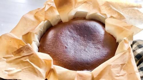  巴斯克芝士蛋糕|别再做电饭锅蛋糕了，现在流行它！比戚风蛋糕更柔软，简单零失败