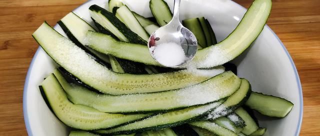  吃不完|巧用三伏天把吃不完的黄瓜晒成干，留着冬天炒肉吃，又香又脆