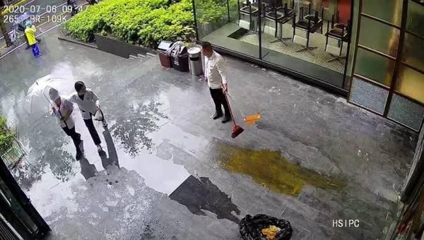  淮海中路派|男子深夜在网红餐厅门前“泼粪”，只因吃饭没排上队