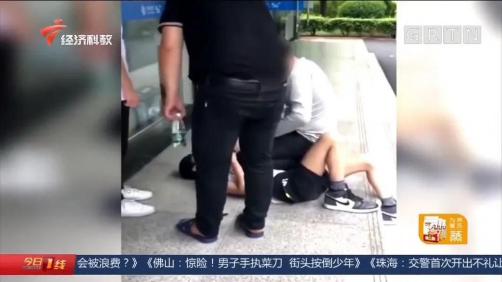 女儿|反对女儿早恋,爸爸操起菜刀当街按倒男生,惊动警方