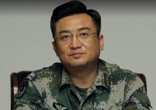  退休|《蓝军出击》大结局：褚战刚再败韩鹏被降衔，王可争卧薪尝胆获胜后退休