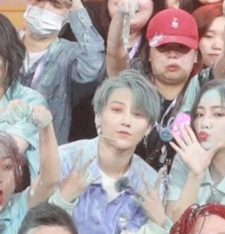  刘雨昕|团综收官，虞书欣对老板狂撒面粉，刘雨昕直接染一头“绿”发？