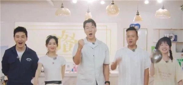  来到|站惯了C位的杨超越, 来到《中餐厅》后竟被排挤到最边? 咖位高低一目了然!