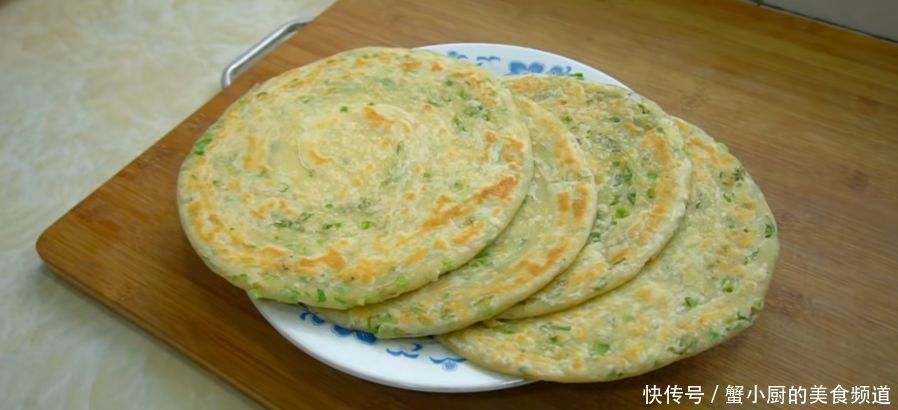 酥脆|幺妹多年的烙饼经验，多放一种食材，酥脆又松软，手一捏直掉渣