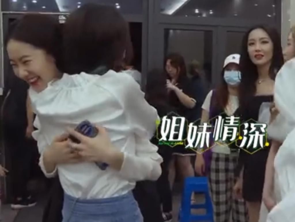 王艺瑾|孟美岐给硬糖少女传授经验,只拥抱张艺凡一人,王艺瑾一脸懵