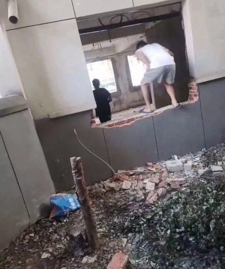 这届|封闭式管理下的大学生！?这届的大学生真是太惨了…