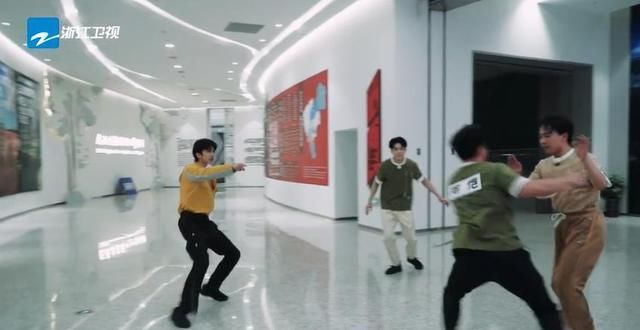  郭麒麟|《奔跑吧》baby成仲裁 蔡徐坤董又霖竞争“最有魅力男士”