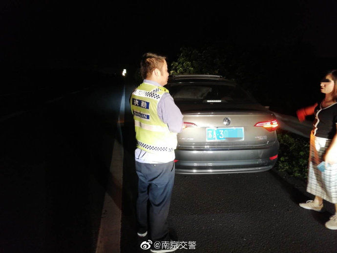  驶离|新手司机误上高速不敢开 民警搭把手安全带其驶离