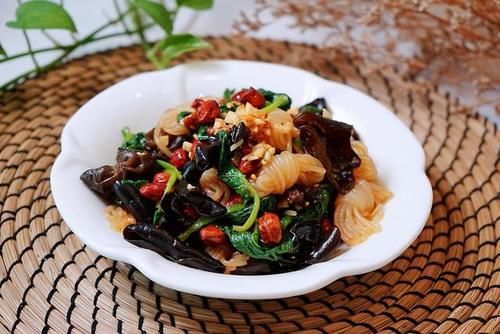 回来|这样锻炼回来后已经八点多了，早餐我家这样准备，西梅则是营养的碱性水果，食材都准备好后
