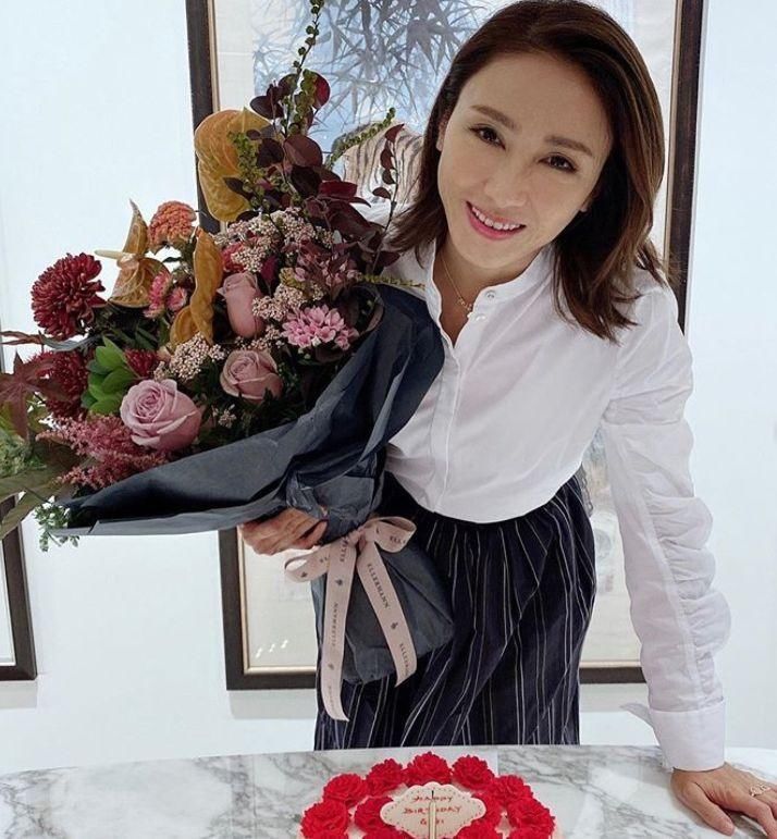 笑容|不老女神！黎姿晒49岁庆生照，穿藕粉色上衣梨涡笑容超甜美