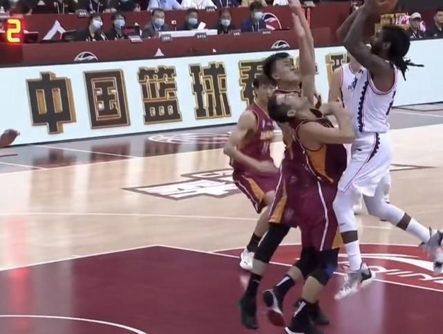  裁判还|梅奥肘击没吹！方俊再次怒喷裁判，吴前半场22分，辽宁悬了