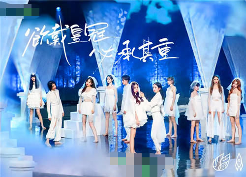  上衣|硬糖少女发布最新海报，大家都穿着白上衣，唯独王艺瑾一身黑