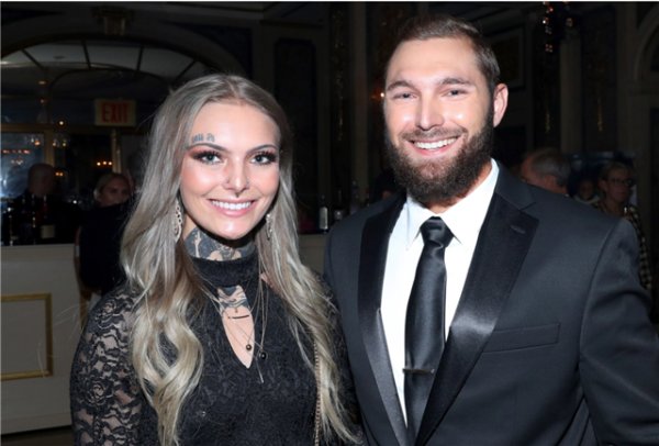 母亲|又一位女星因抑郁症自杀身亡，年仅23岁，母亲悲痛发声证实