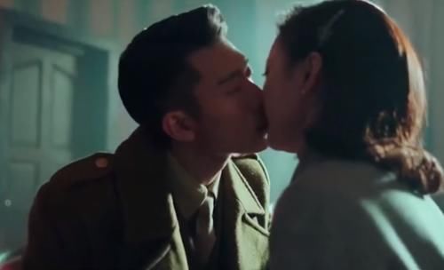  位置|张一山跟女演员拍吻戏，有谁注意他手放的位置？粉丝喊话杨紫快来