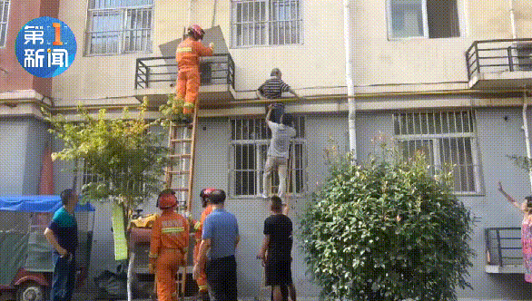  管道|房门被锁 六旬老人翻窗坠楼被卡在天然气管道