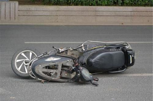  遮住|“头巾族”再现路口，女子骑车被撞，车主：她眼睛被遮住，不怪我！