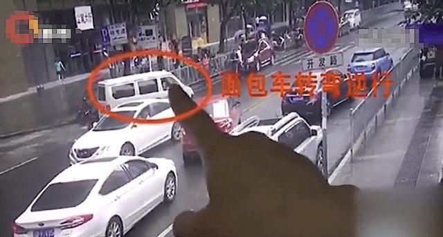  光膀|面包车逆行发生冲突，车上跳下2个光膀大汉，没想到踢到铁板