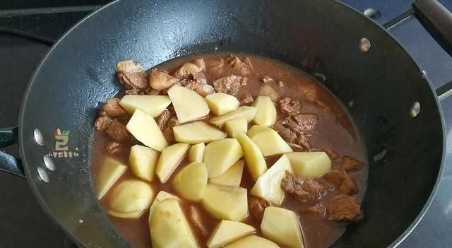  美味|这才是红烧肉最“正宗”的做法，不炒糖色不用油，简单美味更健康