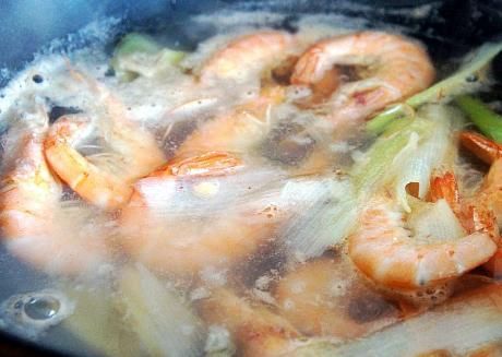  紧致|做水煮虾，冷水下锅还是开水下锅?做对了，虾肉鲜嫩紧致有弹性