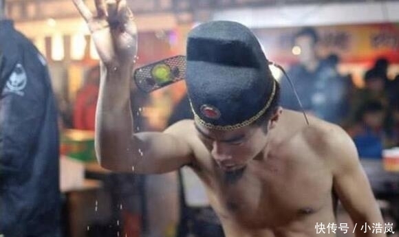 表演|小伙模仿“撒盐哥”烤羊肉串, 路人排队购买, 不为美食只为看表演