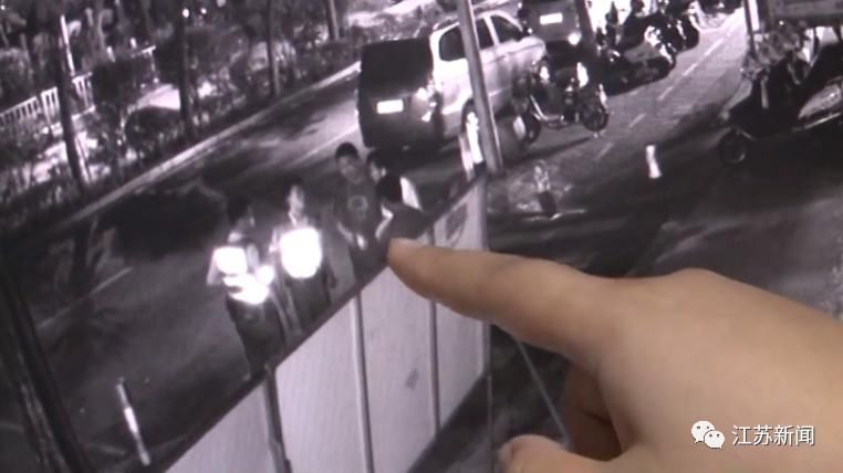  民警|一男子街头推车，民警上前帮忙，结果让人大跌眼镜！