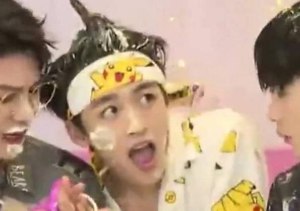  坐塌|综艺搞笑片段：何洛洛坐塌蛋糕周深认错鱼篓，他被当萝卜？