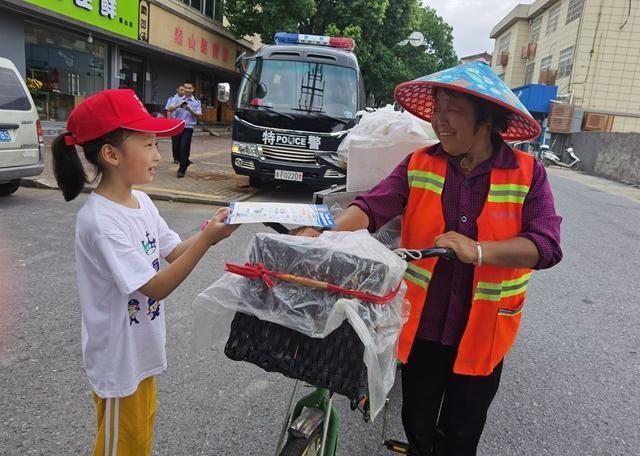  海盐|海盐：20名反诈小教官走上街头