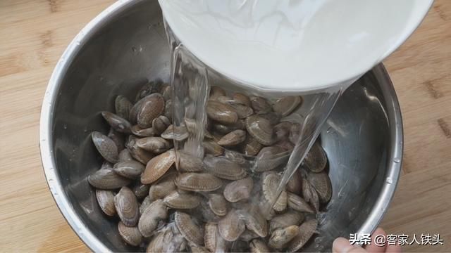 花甲|花甲除了炒还能怎样吃?加半个洋葱教你新吃法,喷香好吃到想舔盘