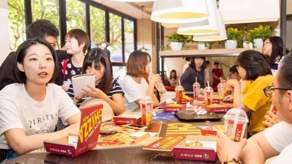 让座|为什么肯德基宁让顾客打包也不叫蹭坐者让座?没想到,套路还挺深