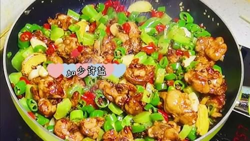  自制|好吃到停不下来的花椒鸡，又麻又辣，配一口自制咸菜，绝了！