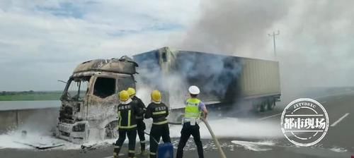  高速|吓人！“火车”开上高速，司机却毫不知情