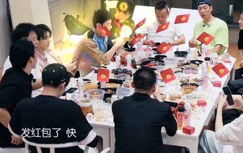  熟悉|王俊凯一回中餐厅，就开始怼黄晓明，网友：熟悉的味道回来了