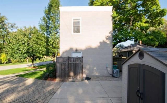  房爆|闪瞎眼：宽度不到1米的纸片房爆红全网！网友：真的能住人？