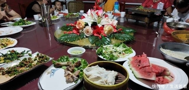 堂弟|堂弟18岁生日,二叔在临沂特色农家乐点一桌菜,两大家人吃嗨了