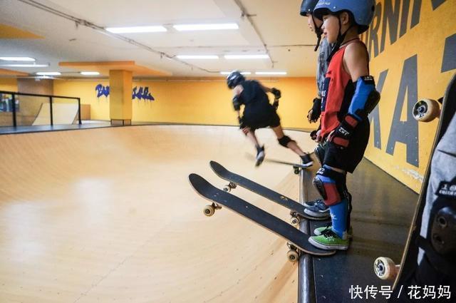 澄清|“妹妹赶紧松手,跳下去”,蓝衣女孩怂恿同伴跳楼,母亲现身澄清