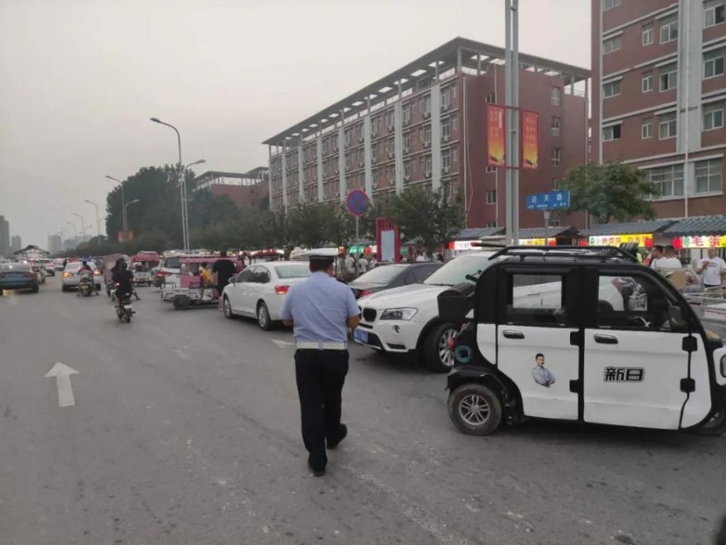 抓拍|1007 创建 | 人工巡控+抓拍!严查“夜市”周边违停车辆