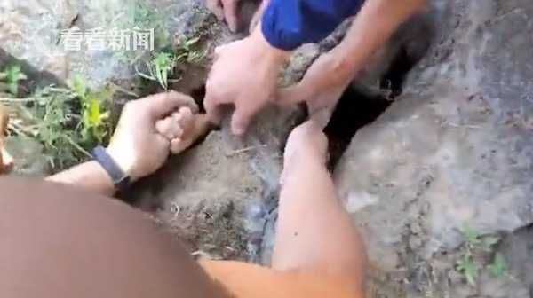  岸边|男童溪里游泳突然“消失” 岸边涵洞却伸出一只手