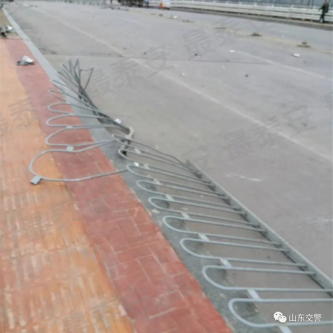  现场|提醒！撞坏护栏千万别溜，小心构成肇事逃逸！| 一线微观