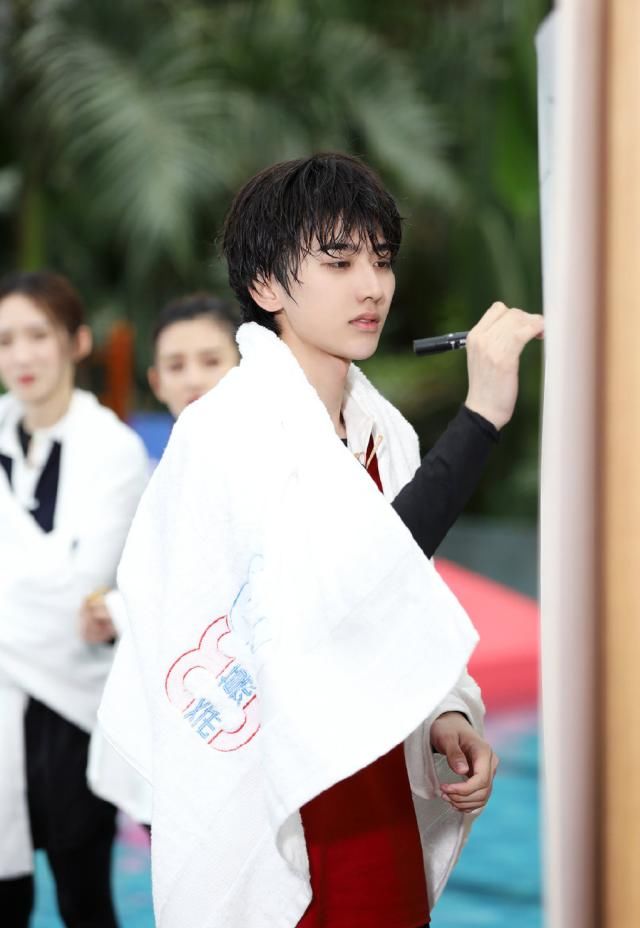 解事情|还以为郑恺在欺负蔡徐坤,当镜头拉近,原来是冤枉他了!