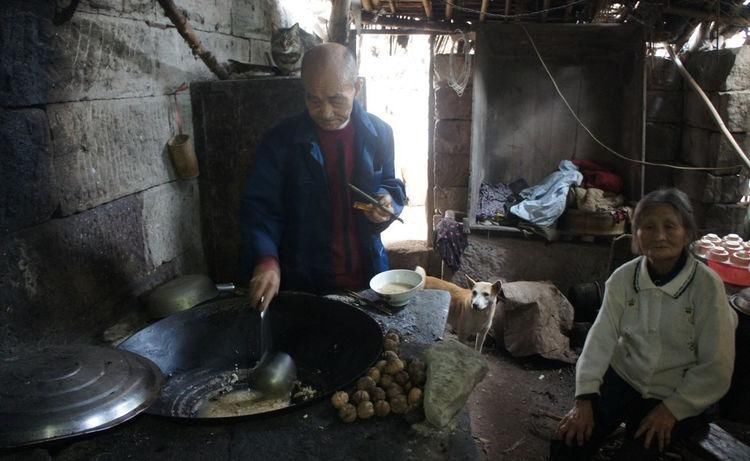  活成|老夫妻隐居山洞56年，吃腊肉喝自酿酒，常有野兽敲门，看活成啥样
