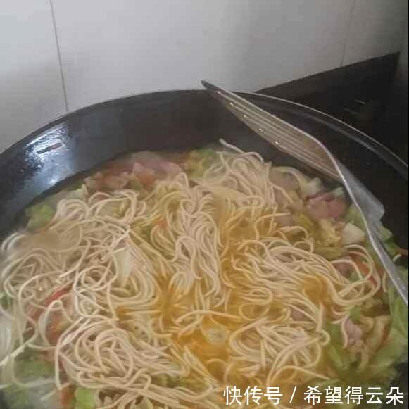 十足|特色美食泉州卤面，汤浓料足Q弹爽口，十足的闽南风味