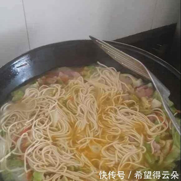 十足|特色美食泉州卤面,汤浓料足Q弹爽口,十足的闽南风味
