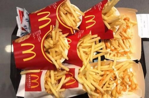  晓得|现在才晓得，原来麦当劳留了挤番茄酱的地方，我却一直挤在纸巾上