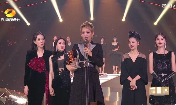 真的|宁静拿到女团第一名时,四位队友表情很微妙,谁是真的开心很明显