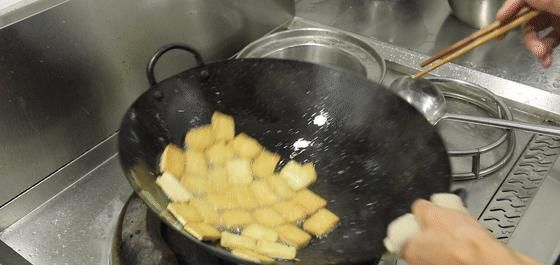 不糊|煎豆腐只知道放盐?关键看懂第二步,豆腐不碎、不糊、不粘锅