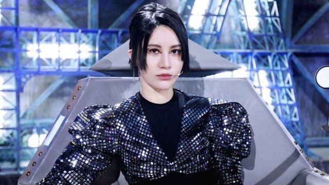  出席|多次出席APEC并担任国际电影节首席翻译官？竟然靠是超女出道