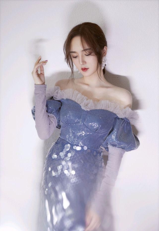  马尾|靳梦佳把头发扎成低马尾好温柔，身穿亮片雾霾蓝连衣裙，优雅大气